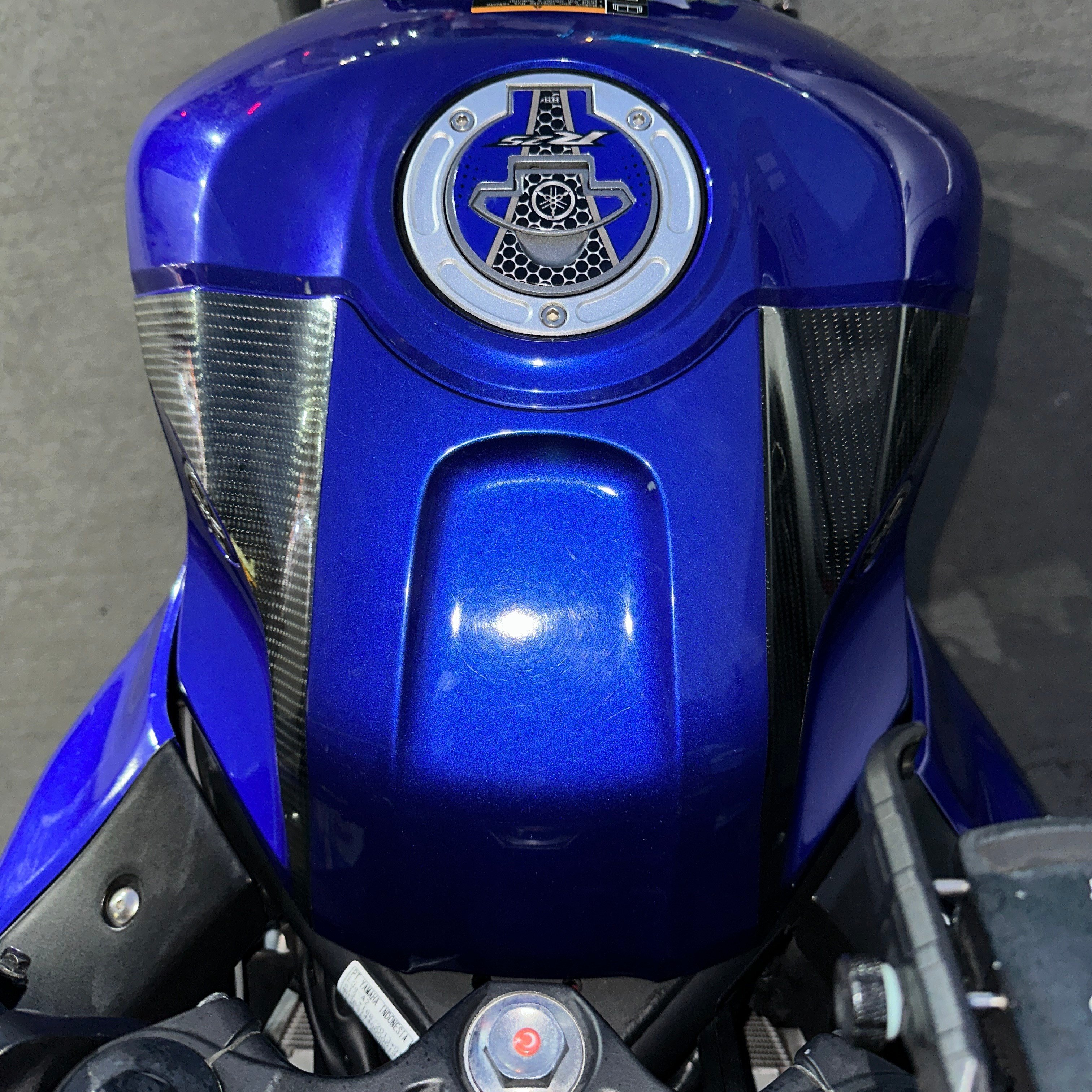 SVSTICKERWORKSYAMAHA YZF-R25 DEPO ÜSTÜ KARBON STİCKER ETİKET MODELİ 2 ADET SAĞ SOLYAMAHA YZF-R25 DEPO ÜSTÜ KARBON STİCKER ETİKET MODELİ 2 ADET SAĞ SOLR25 2019-2024