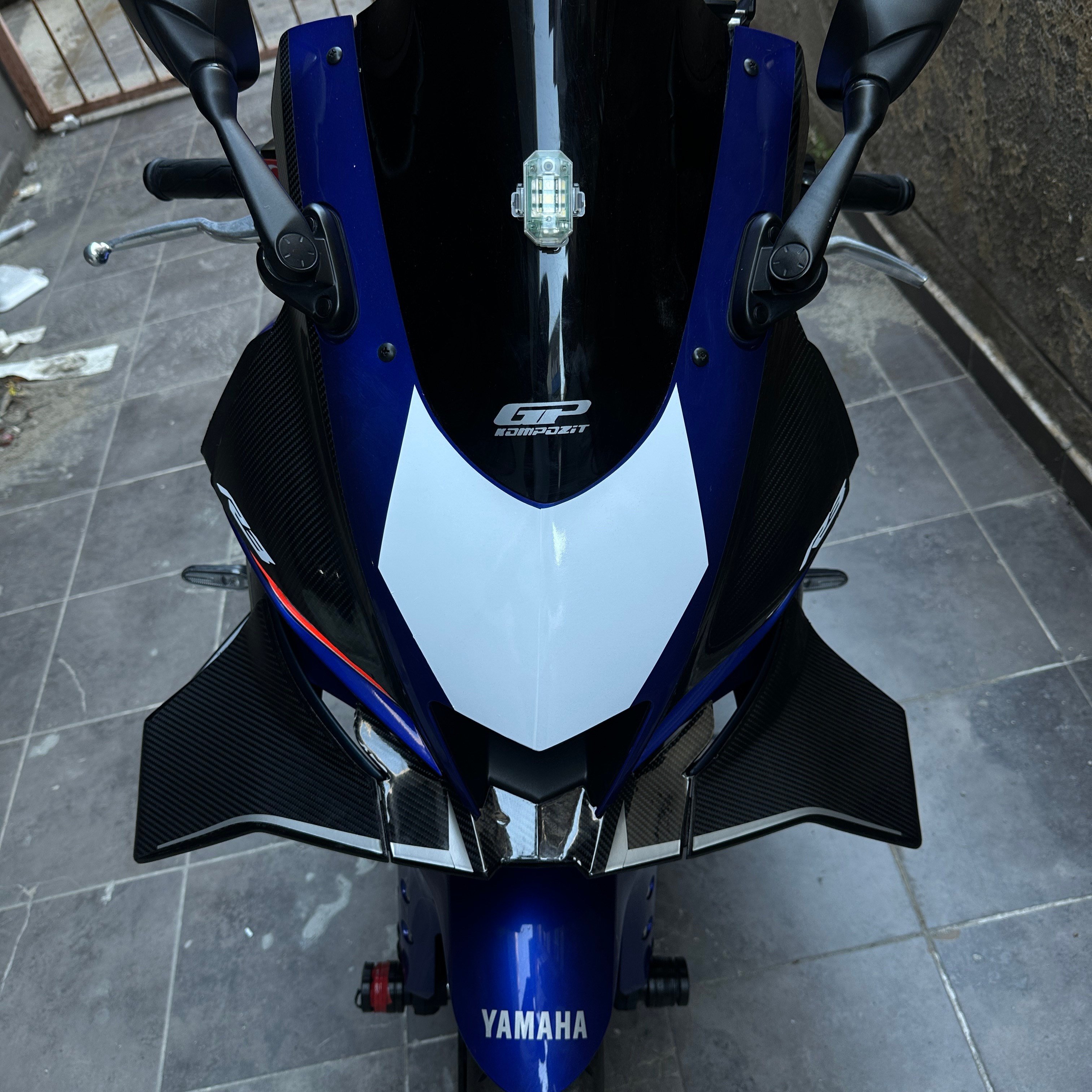 SVSTICKERWORKSYAMAHA YZF-R25 ÖN KAFA BEYAZ STİCKER ETİKET MODELİ ÜÇGEN YARIŞ DESEN 1 ADETYAMAHA YZF-R25 ÖN KAFA BEYAZ STİCKER ETİKET MODELİ ÜÇGEN YARIŞ DESEN 1 ADETR25 2019-2024