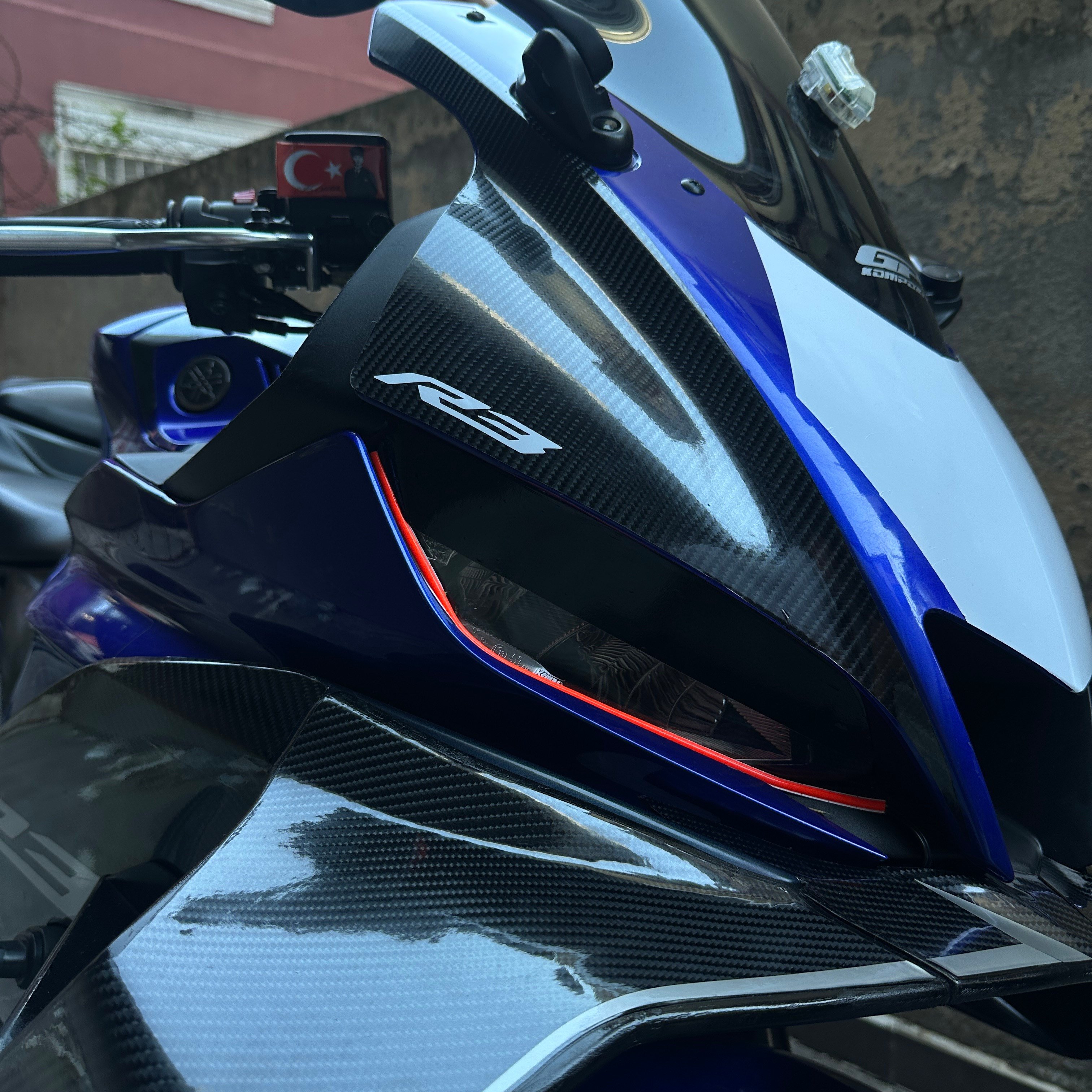 SVSTICKERWORKSYAMAHA YZF-R25 ÖN KAFA SAĞ SOL 8CM R3 STICKER ETİKET MODELİ BEYAZ RENKYAMAHA YZF-R25 ÖN KAFA SAĞ SOL 8CM R3 STICKER ETİKET MODELİ BEYAZ RENKR25 2019-2024