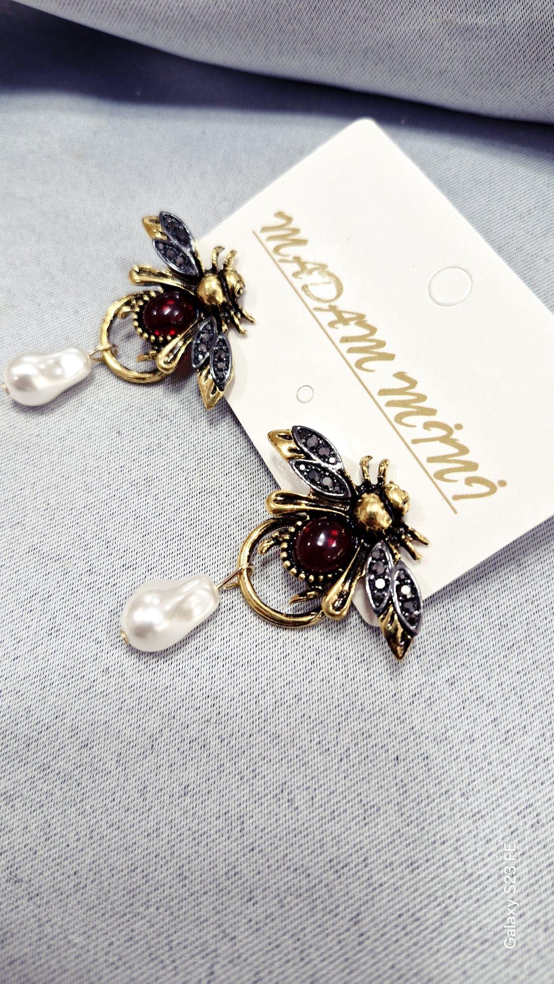 QUEEN BEE WİTH A PEARL KÜPE
