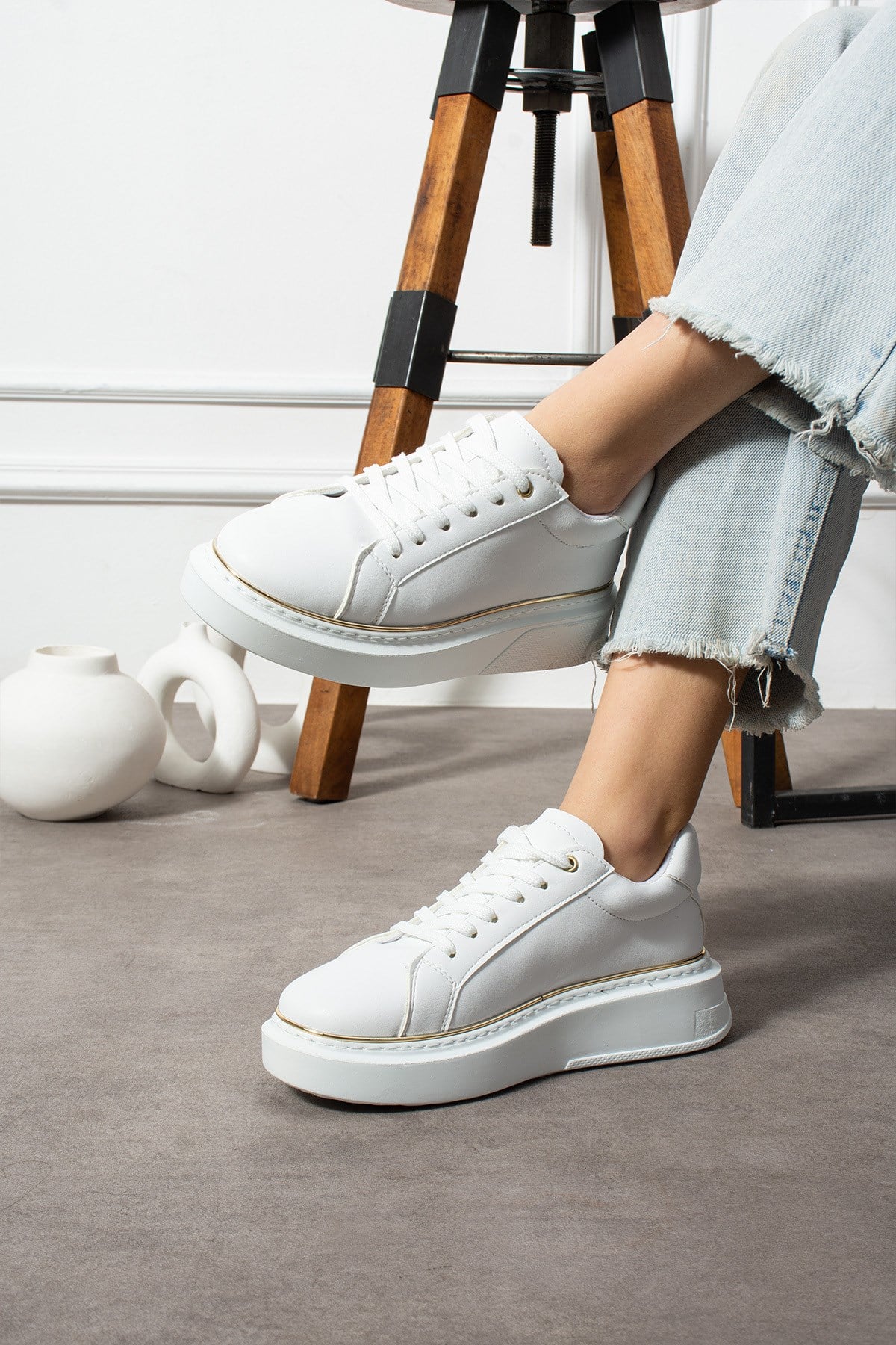 Beyaz Bağcıklı Altın Şerit Detaylı Kadın Spor Ayakkabı Sneakers