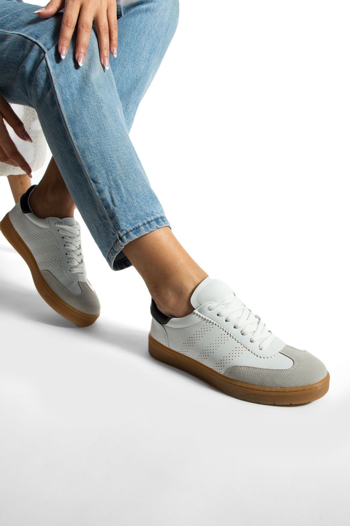 Beyaz-Siyah Kadın Logo Detaylı Spor Ayakkabı Kadın Sneakers