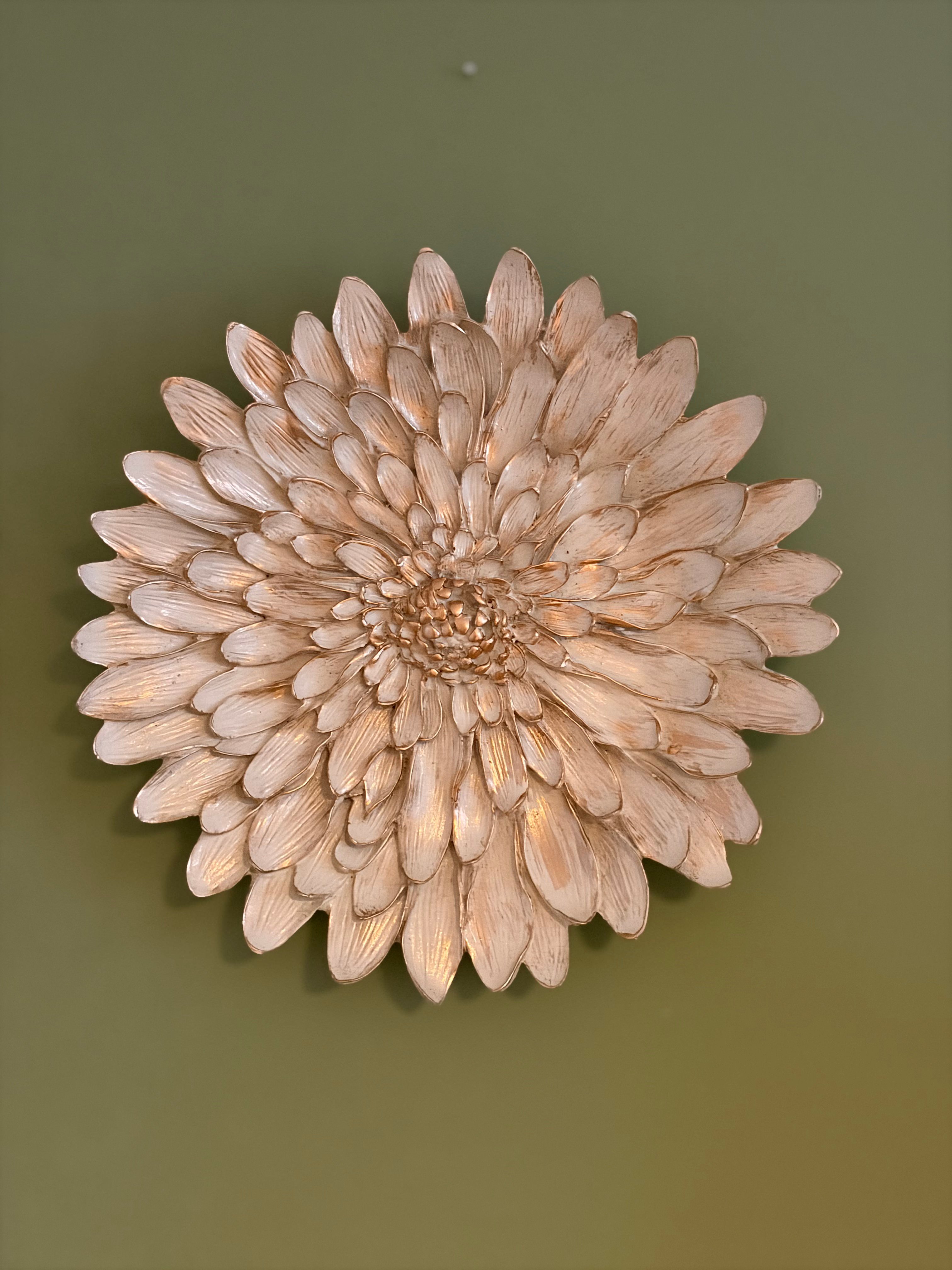 Çiçek Dekoratif Duvar Tabağı / Obje – Krem & Eskitme Altın Yaldız (28 cm)