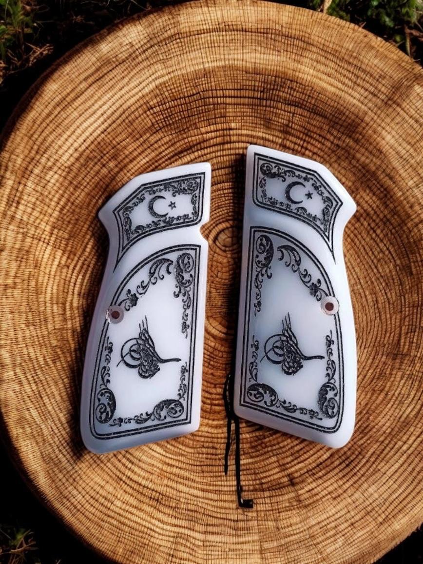 Browning ay yıldız, osmanlı tuğrası ve çiçek çerçevesi işlemeli beyaz sedef kabze
