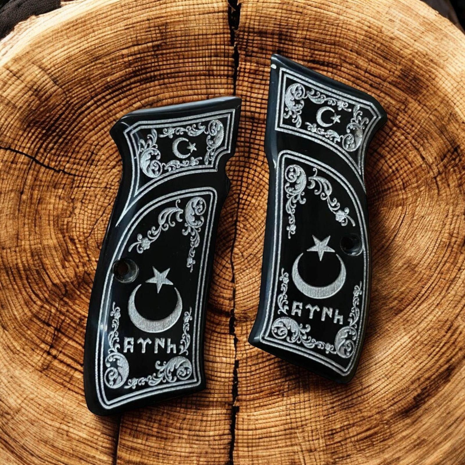 Cz ay yıldız ve Türk yazılı gümüş yaldız işlemeli siyah sedef kabze