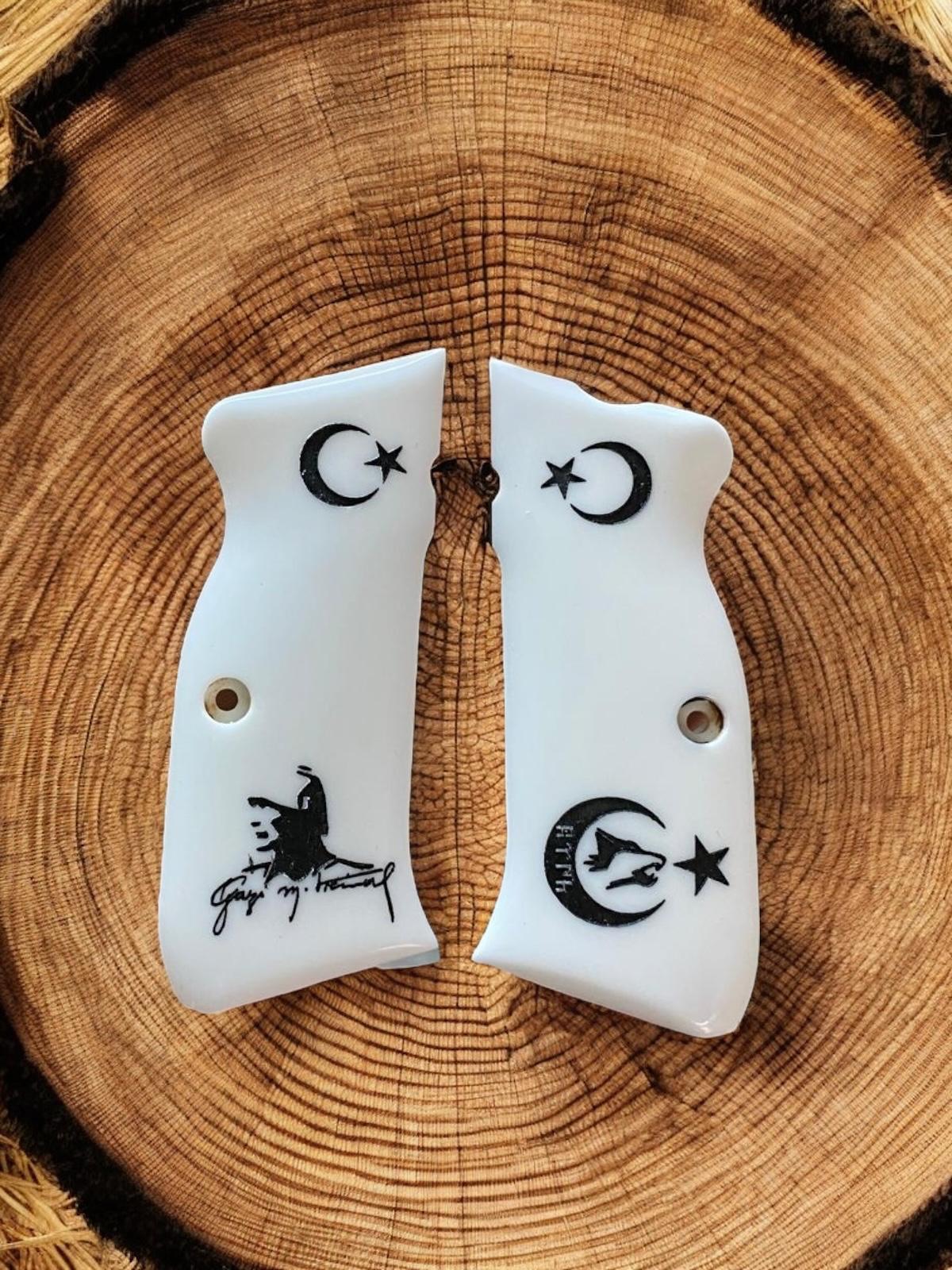 Gazi Mustafa Kemal imzalı, ay yıldız ve bozkurt işlemeli beyaz sedef kabze