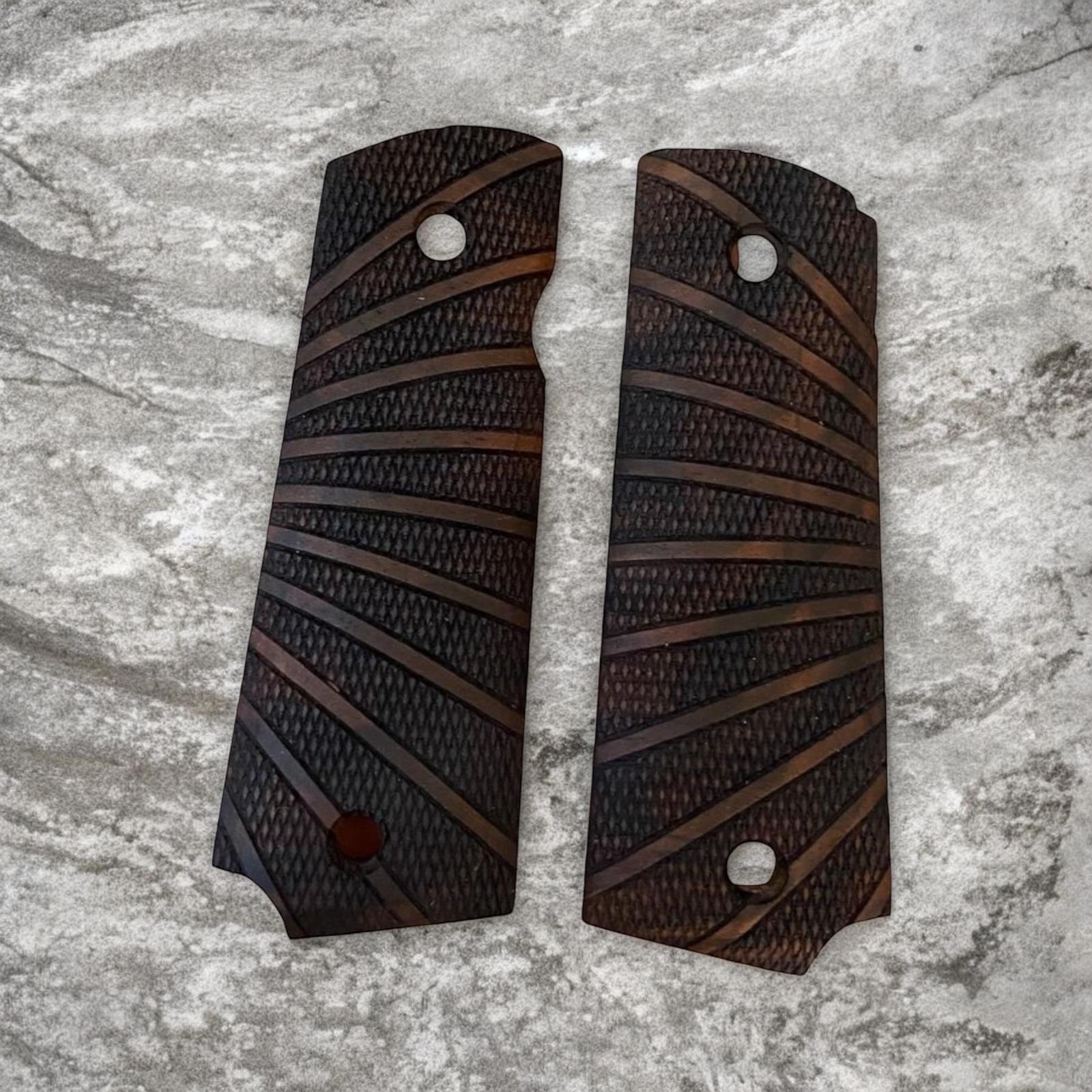 Model 1911 gravürlü fırınlamış ceviz kabze