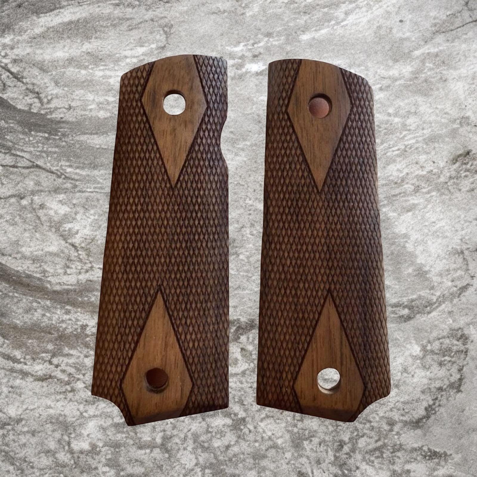 Model 1911 gravürlü fırınlamış ceviz kabze