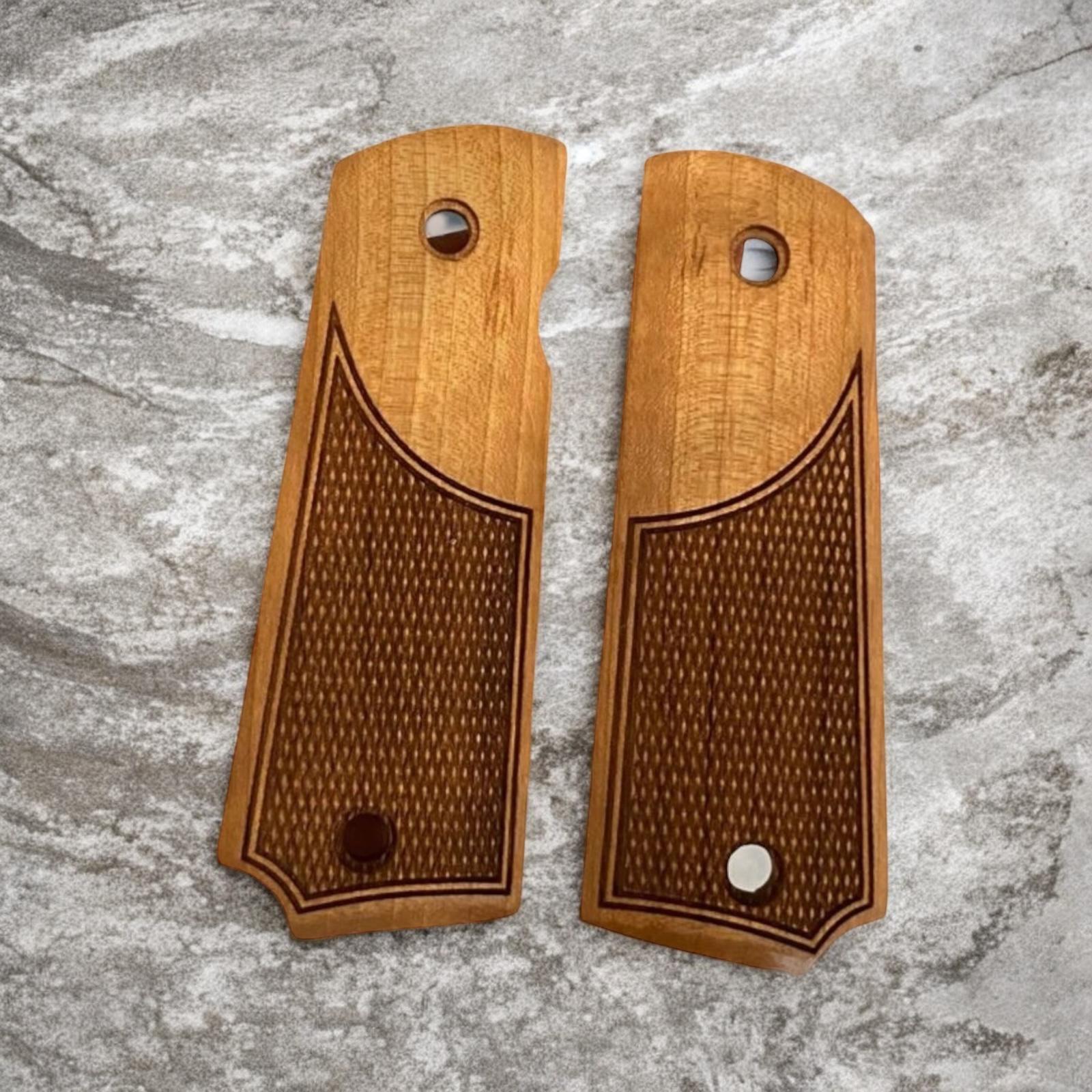 Model 1911 gravürlü fırınlamış ceviz kabze