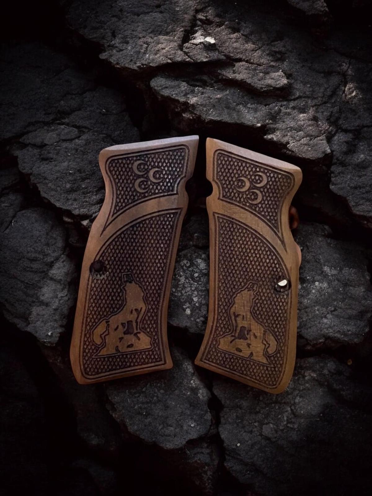 Üç hilal - bozkurt işlemeli fırınlanmış ceviz kabze