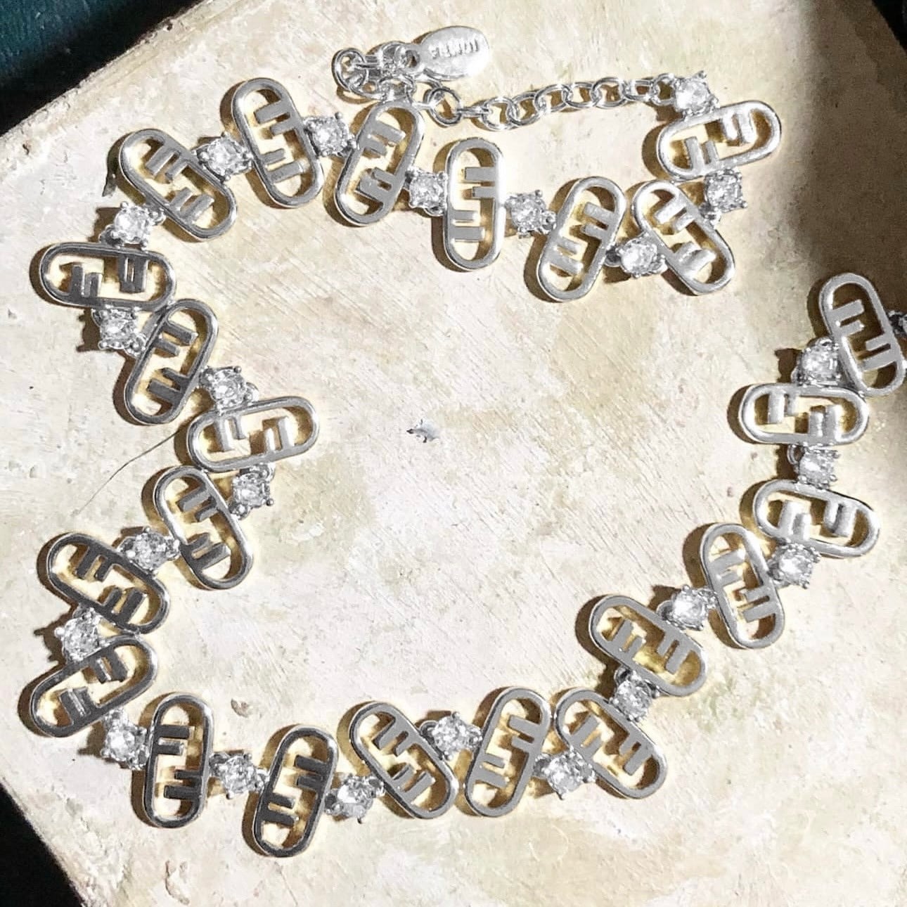 Marka Logolu Taşlı Silver Kolye