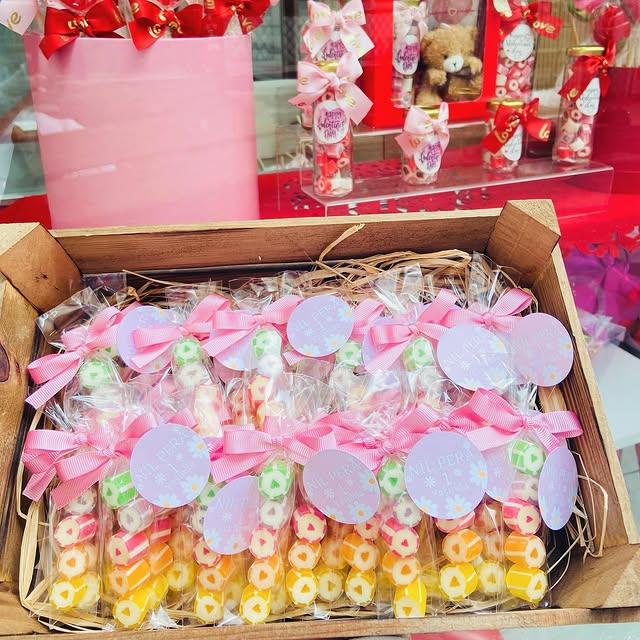Pembe Düşler: Kalpli Lolipop ve Papatya Temalı 1 Yaş Doğum Günü Şekerleri