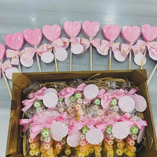 Pembe Düşler: Kalpli Lolipop ve Papatya Temalı 1 Yaş Doğum Günü Şekerleri