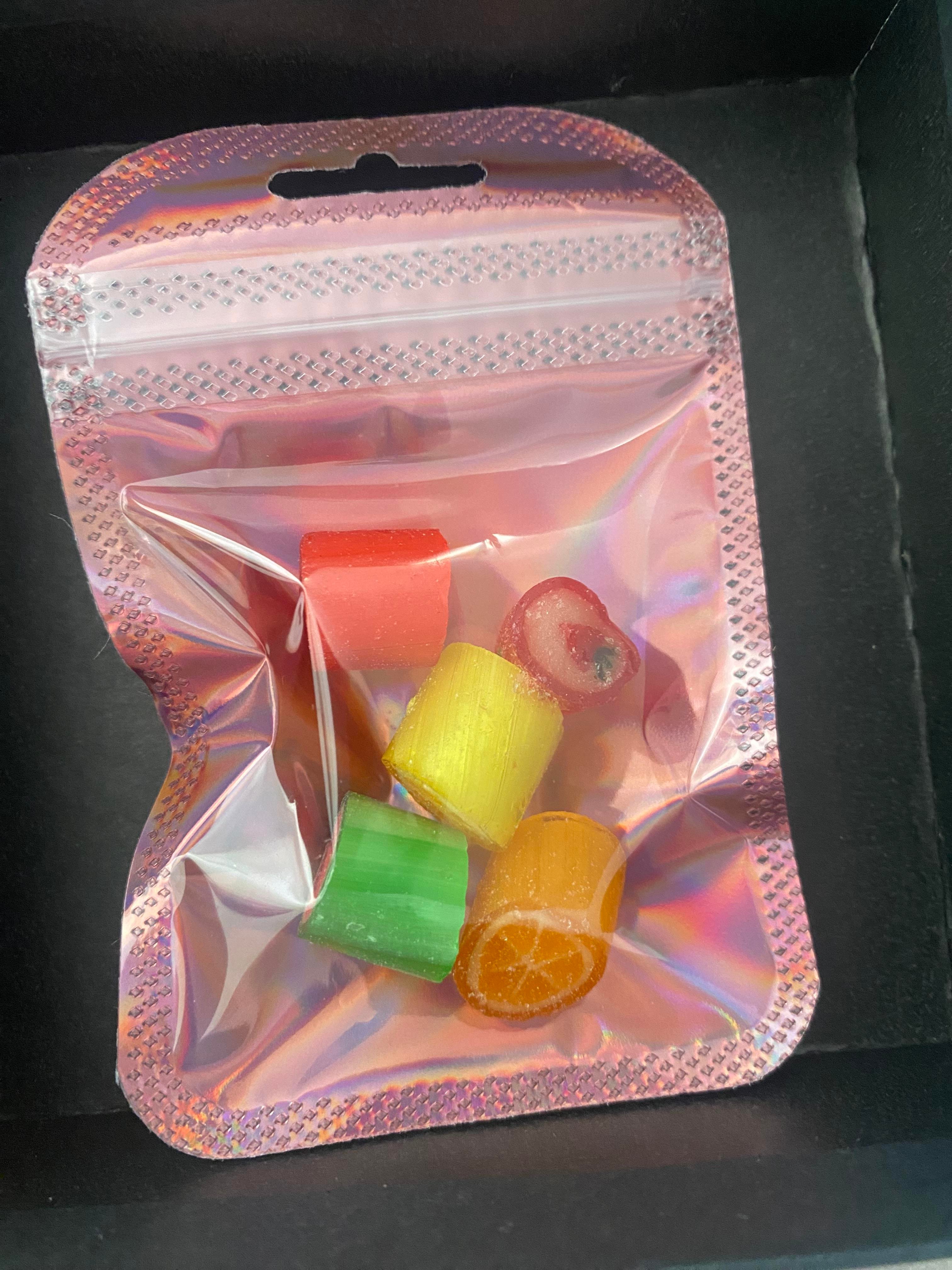 Pembe Işıltı: Holografik Ambalajlı Meyve Rüyası Butik Şekerler