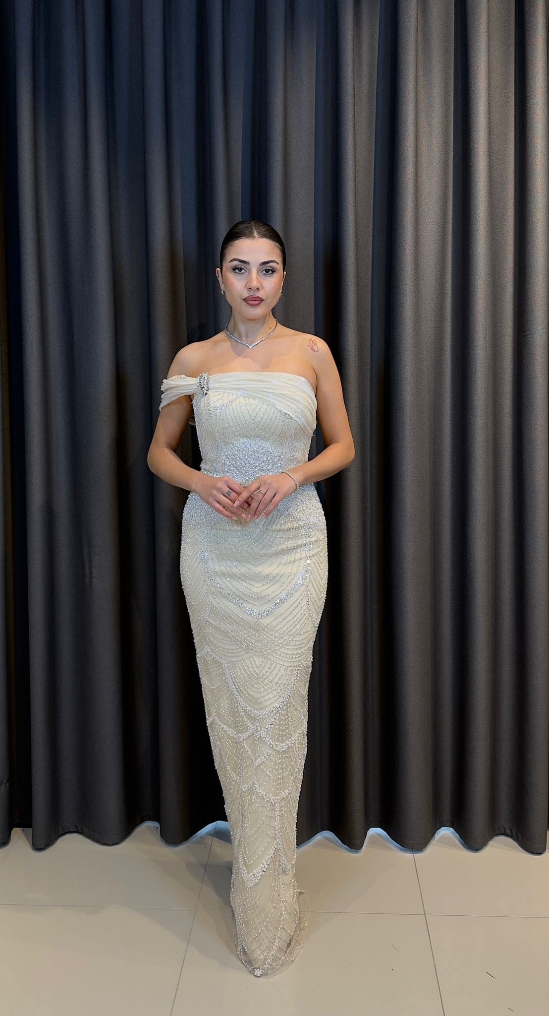 Tek Omuz Detaylı İnci ve Boncuk İşlemeli Ekru Gece Elbisesi