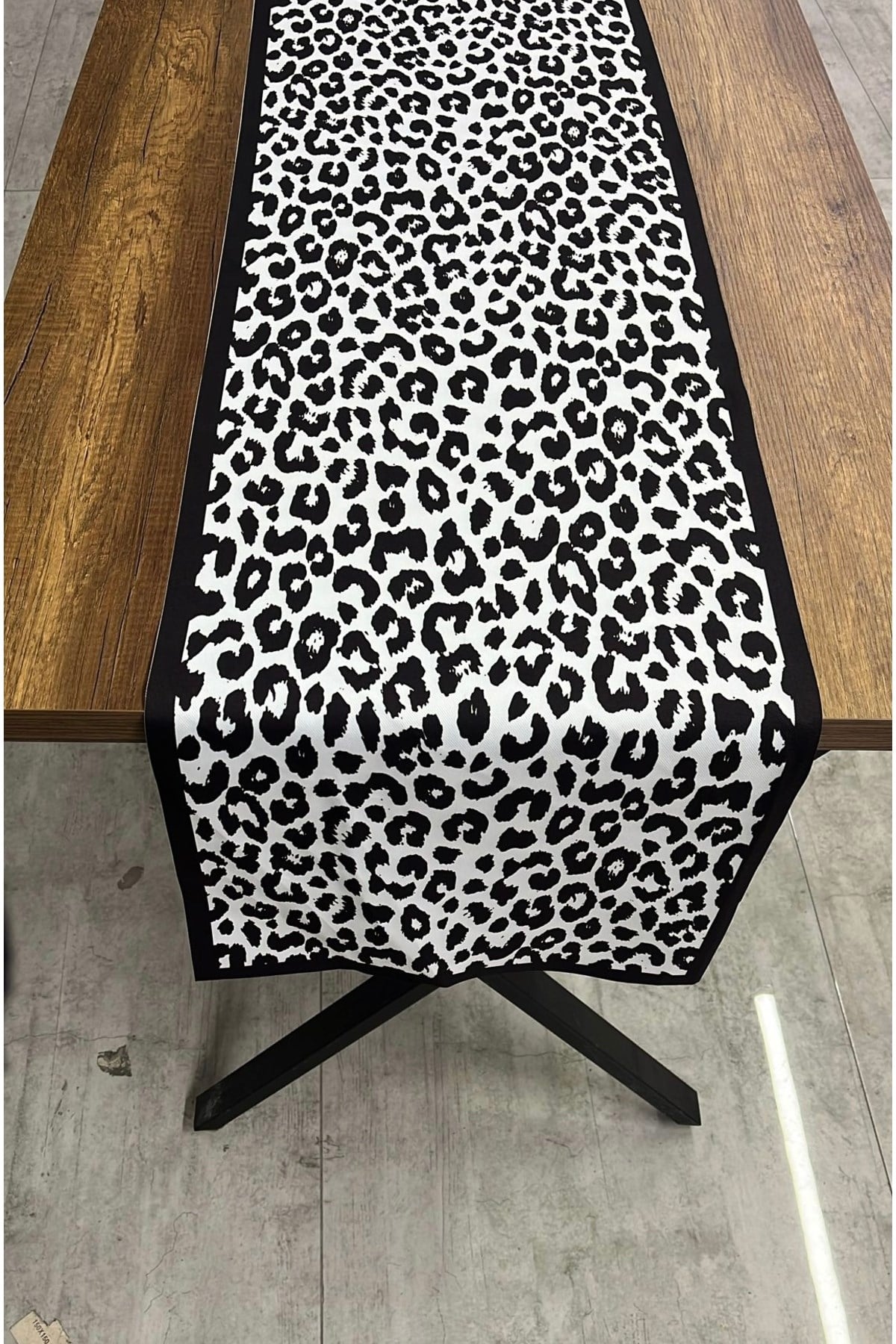 Şeritli Siyah Beyaz Leopar Runner 40 X 140