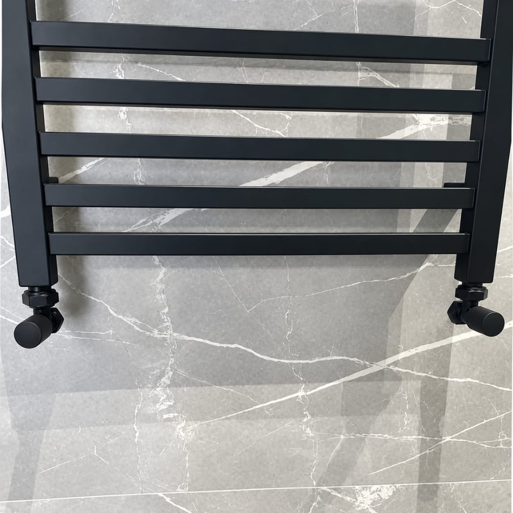 Dekoratif 50x80 cm Mat Siyah Kare Profil Borulu Banyo Havlupan RadyatörDekoratif 50x70 Mat Siyah Havlupan | Modern Banyo İçin Şık ve Fonksiyonel TasarımHavlupan&Panel RadyatörBANDOLÜXERHDK002DUŞHOMEDekoratif 50x80 cm Mat Siyah Kare Profil Borulu Banyo Havlupan Radyatör