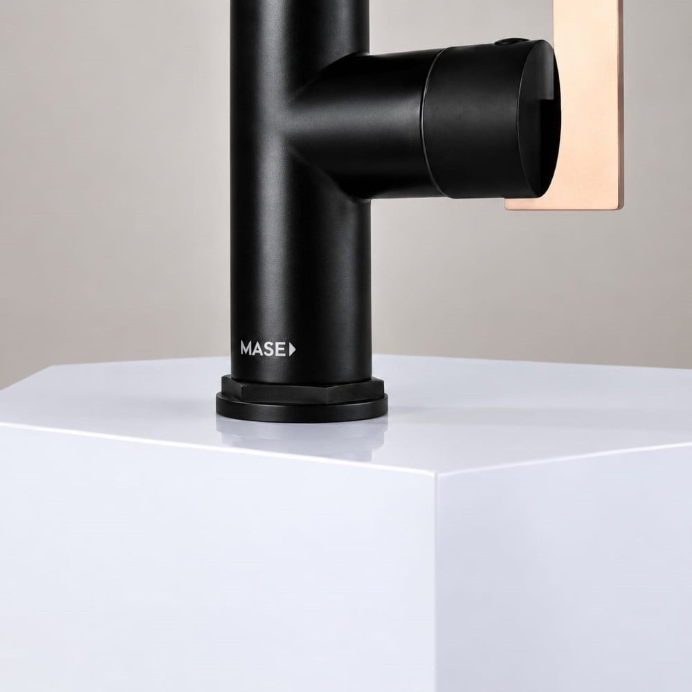 Wing Mat Siyah - Bakır / Rose Gold Çift Renkli Lavabo BataryasıWing Lavabo Bataryası Matt Black & Rose Gold | Premium Tasarım Banyo BataryasıArmatür&BataryaMase ModeLBMS0031DUŞHOMEWing Mat Siyah - Bakır / Rose Gold Çift Renkli Lavabo Bataryası