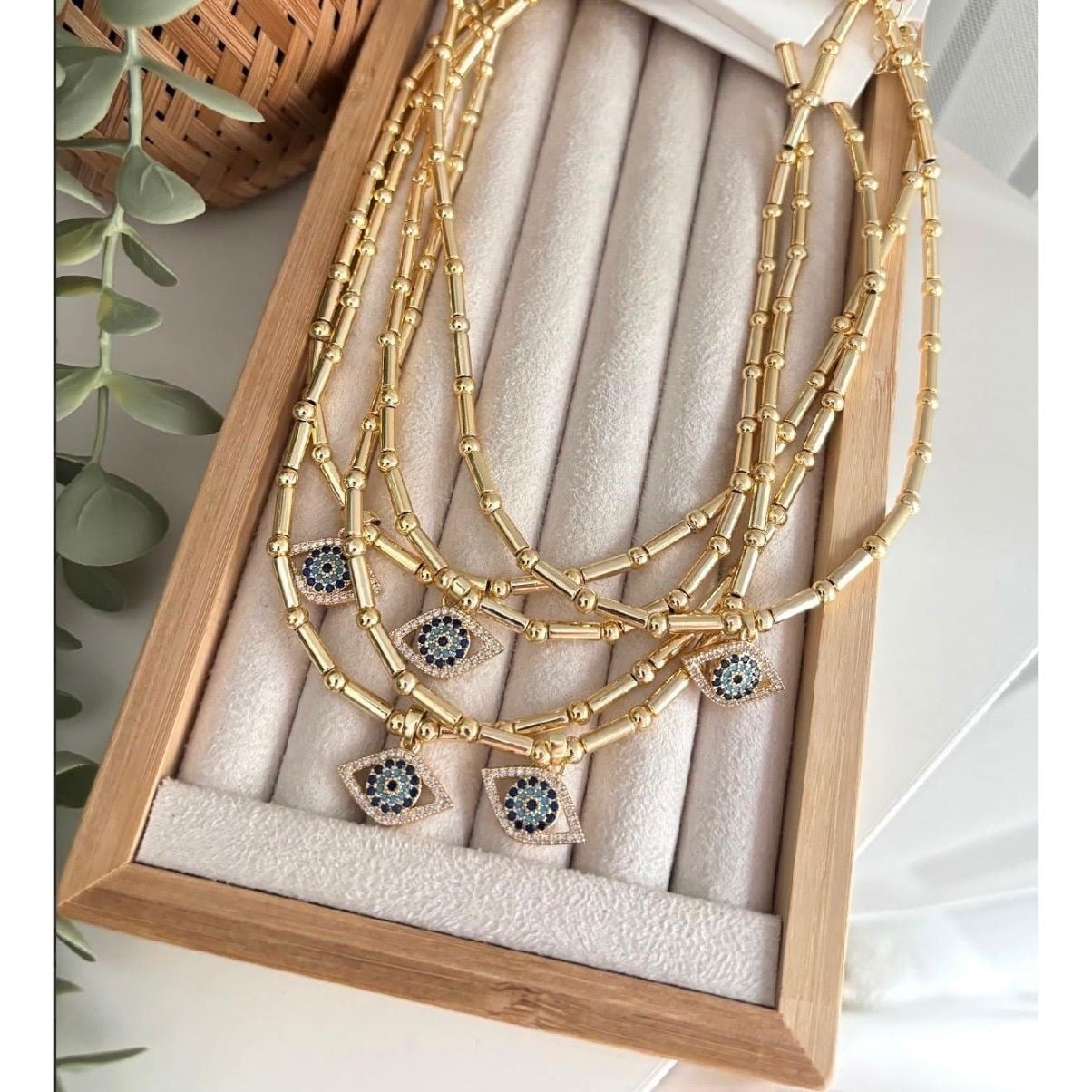 Pera eyes golden kolye