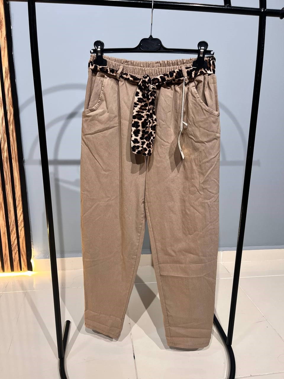 Kemer Leopar Detaylı Düz Jogger Pantolon
