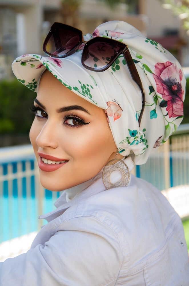 Beyaz Çiçek Desenli Şapka Bone