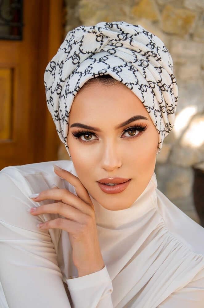 Beyaz Hat Desen Burgu Detaylı Bone