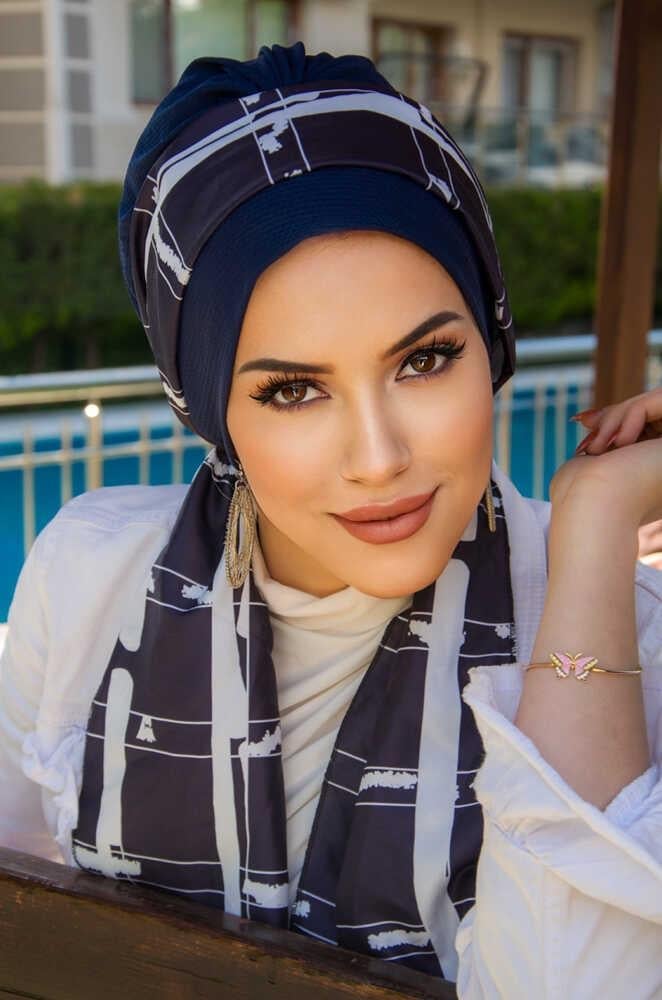 Beyaz Lacivert Geometrik Desen Fularlı Bone