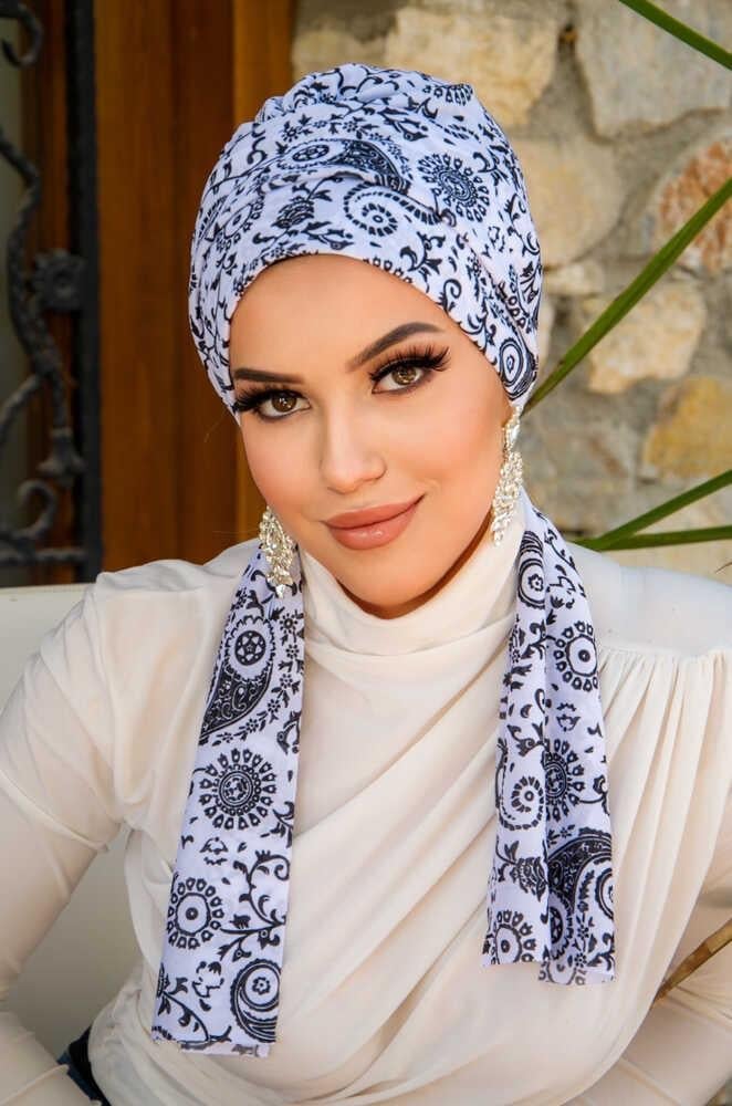Beyaz Siyah Etnik Desen Atkılı Bone