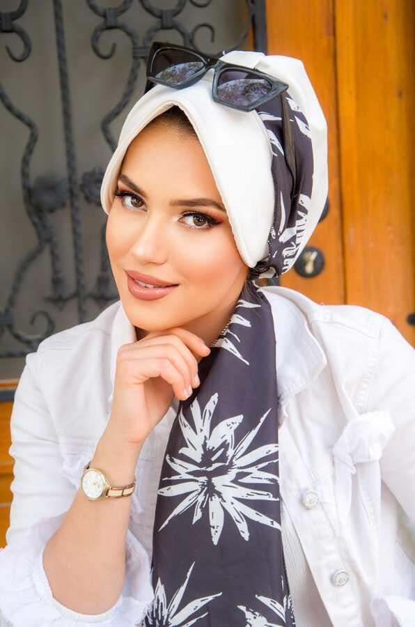 Beyaz YIldız Çiçek Desenli Şapka Bone