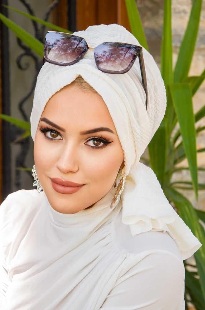 Kırık  Beyaz Tokalı Bone