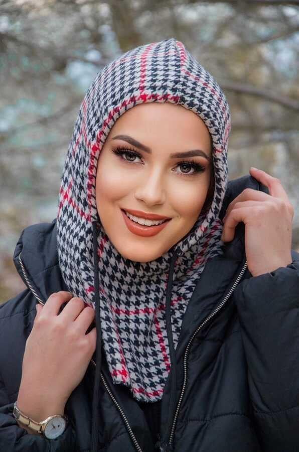 Kırmızı Kazayağı Bağcıklı Kapüşon Bone