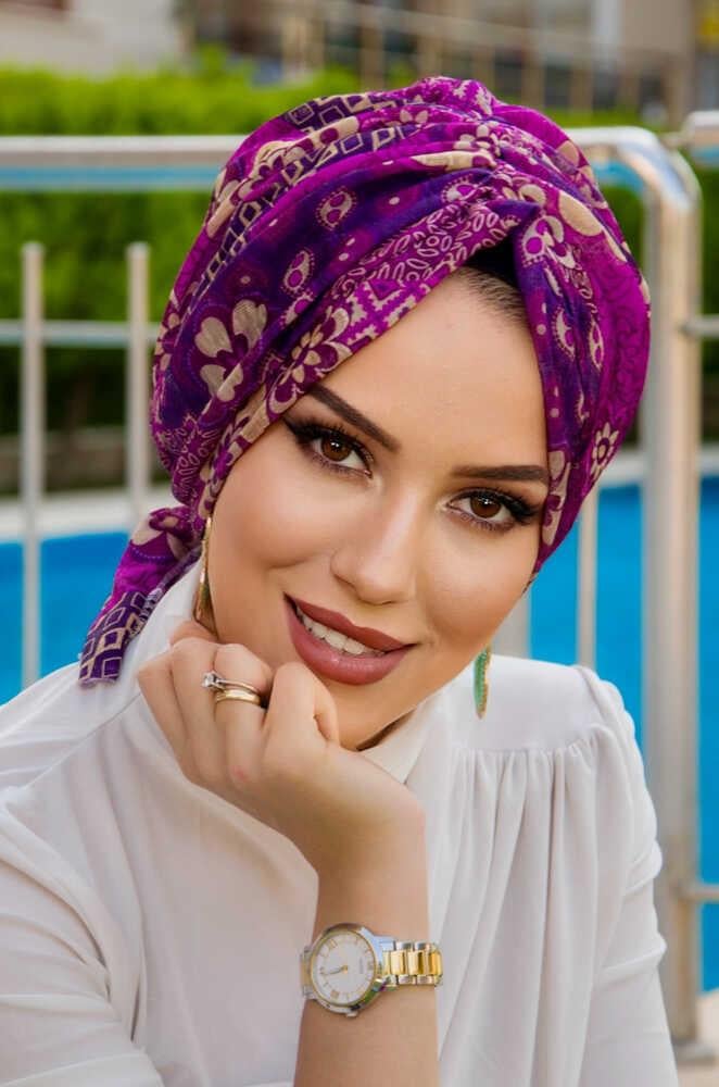 Mürdüm Bej Çiçek Desen Tokalı Bone