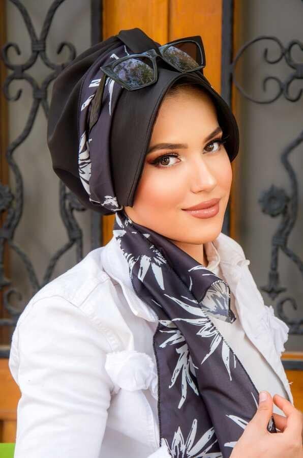 Siyah Beyaz Çiçek Desenli Şapka Bone