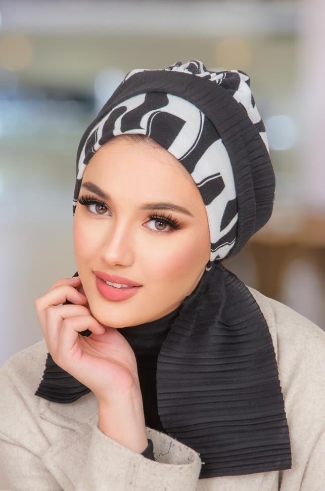 Siyah Beyaz Piliseli Fularlı Bone