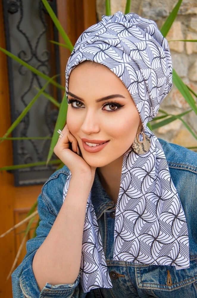 Siyah Beyaz Spiral Desenli Atkılı Bone