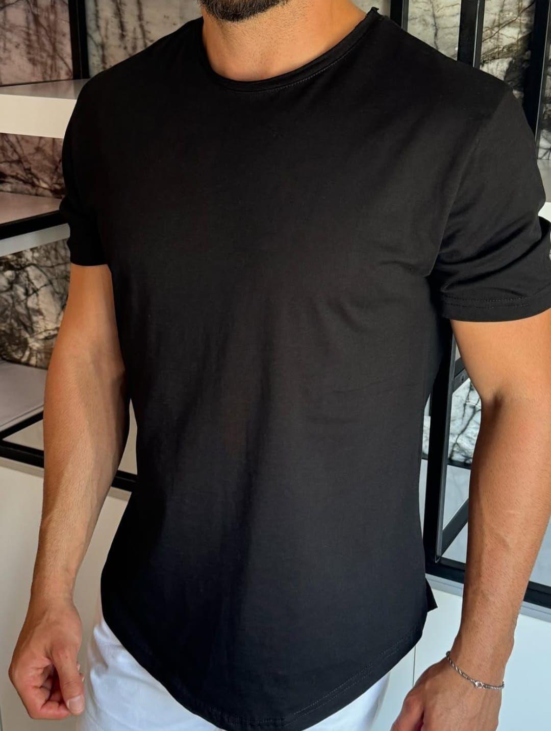 Pis Yaka Yırtmaçlı T-Shirt Siyah