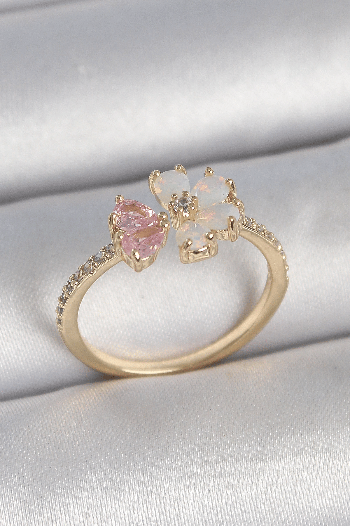 Pirinç Gold Renk Beyaz Mineli Pembe Zirkon Taşlı Çiçek Model Kadın Yüzük
