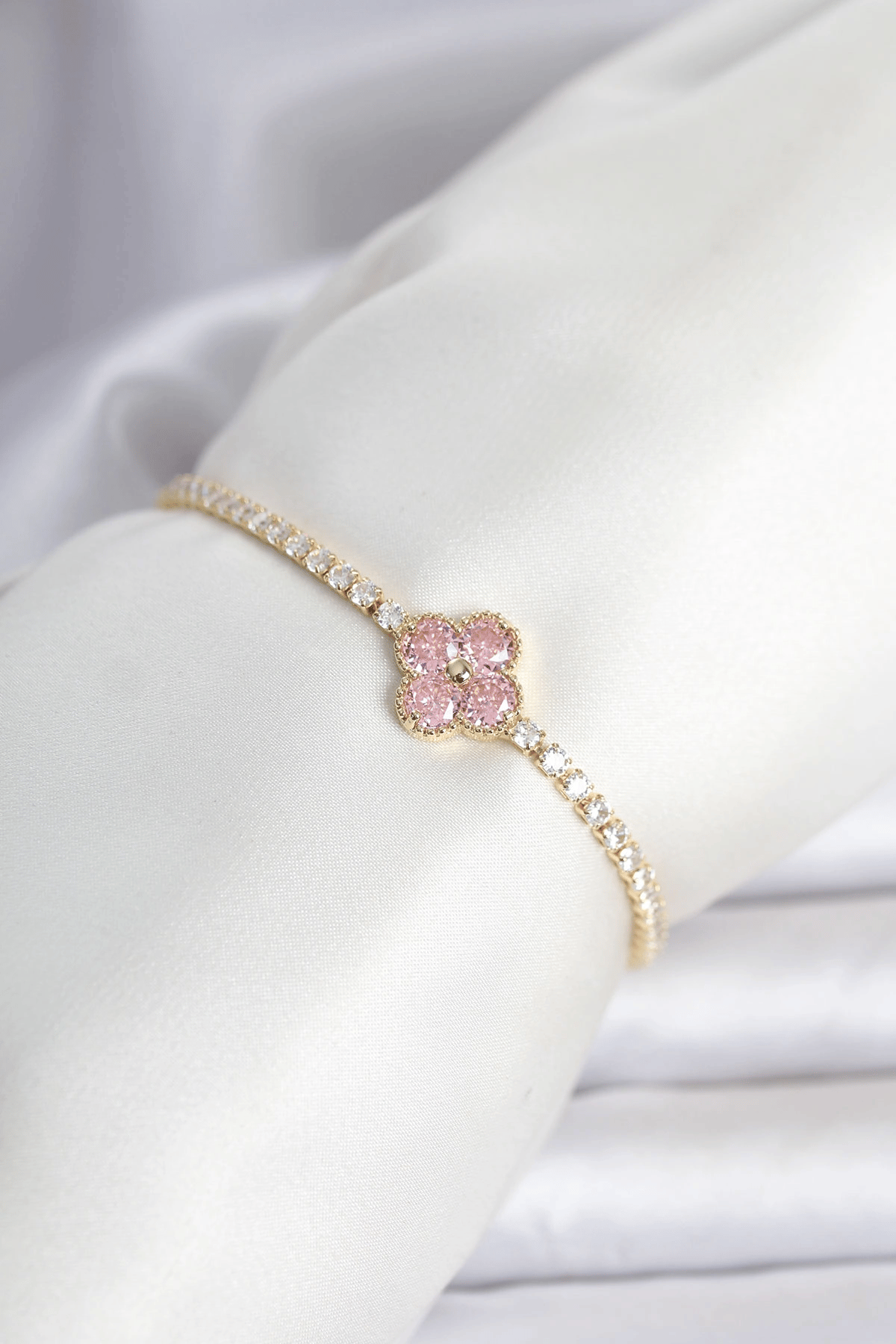 Pirinç Gold Renk Pembe Zirkon Taşlı Yonca Model Su Yolu Kadın Bileklik