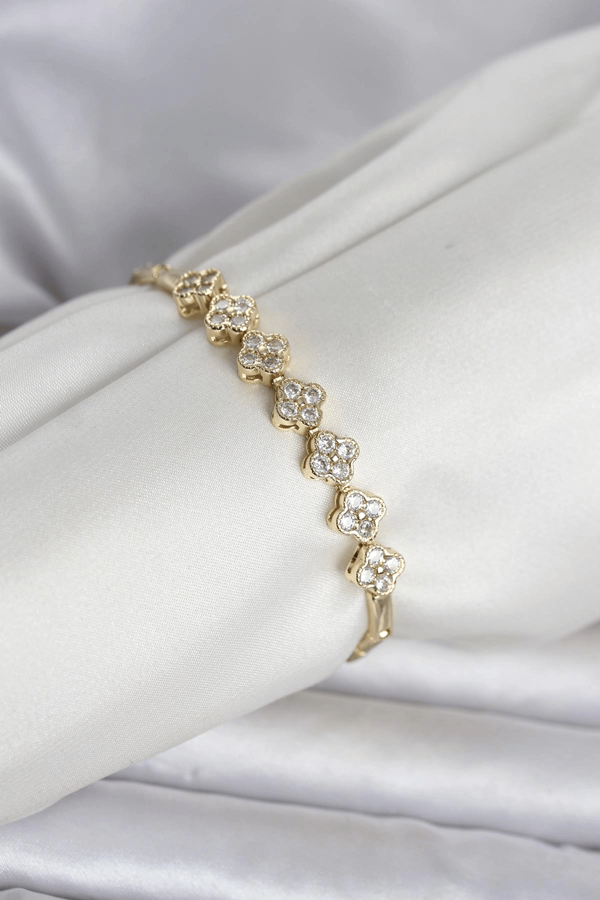 Pirinç Gold Renk Yonca Model Zirkon Taşlı Kadın Bileklik