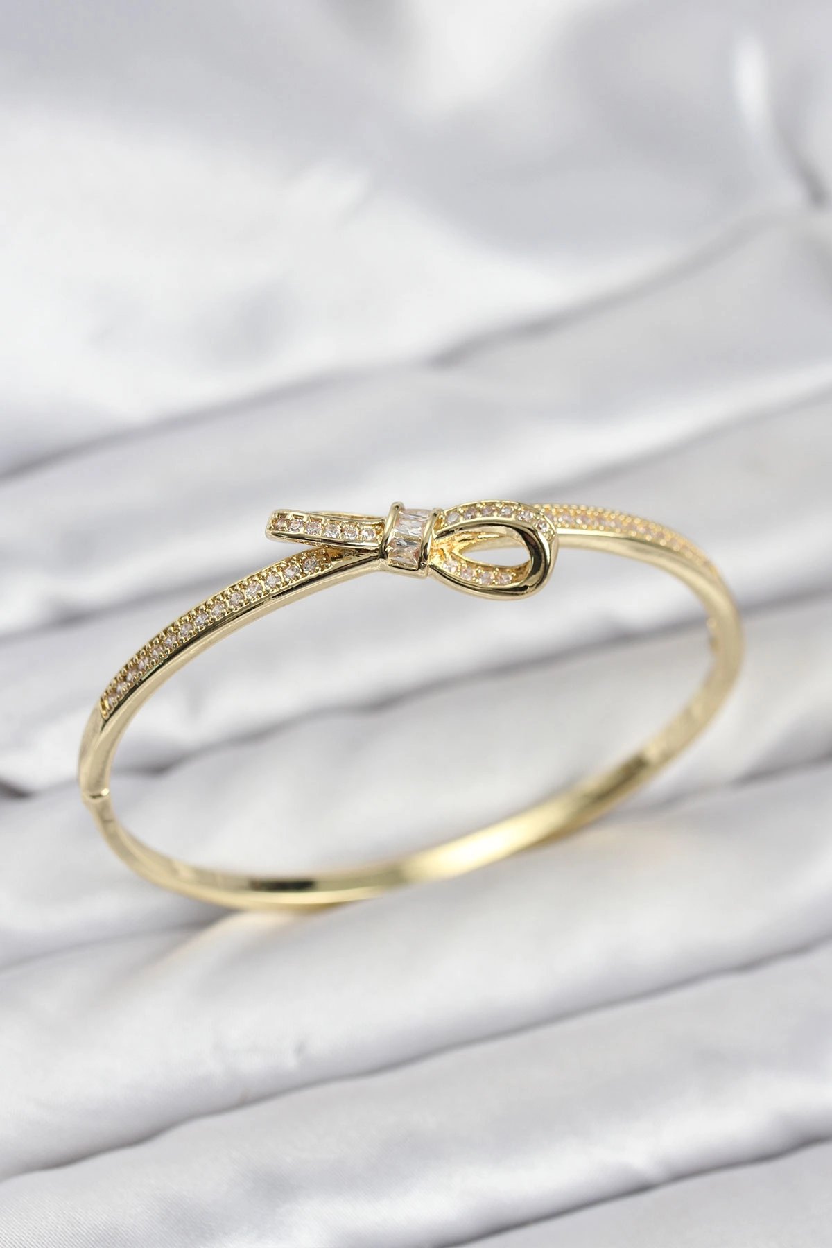 Pirinç Gold Renk Zirkon Taşlı Fiyonk Model Kadın Kelepçe Bileklik