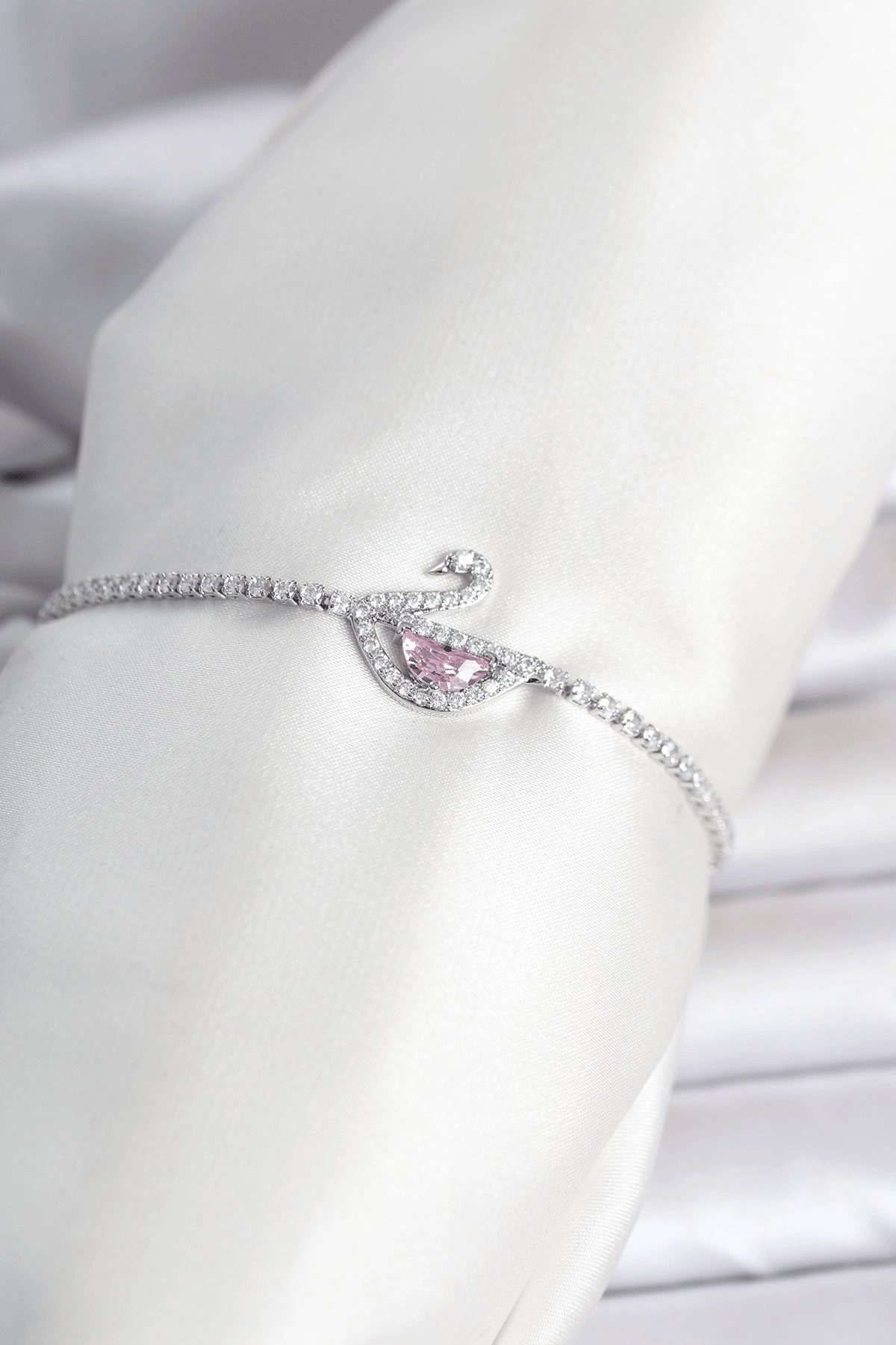 Pirinç Gümüş Renk Zirkon Taşlı Swan Model Su Yolu Kadın Bileklik