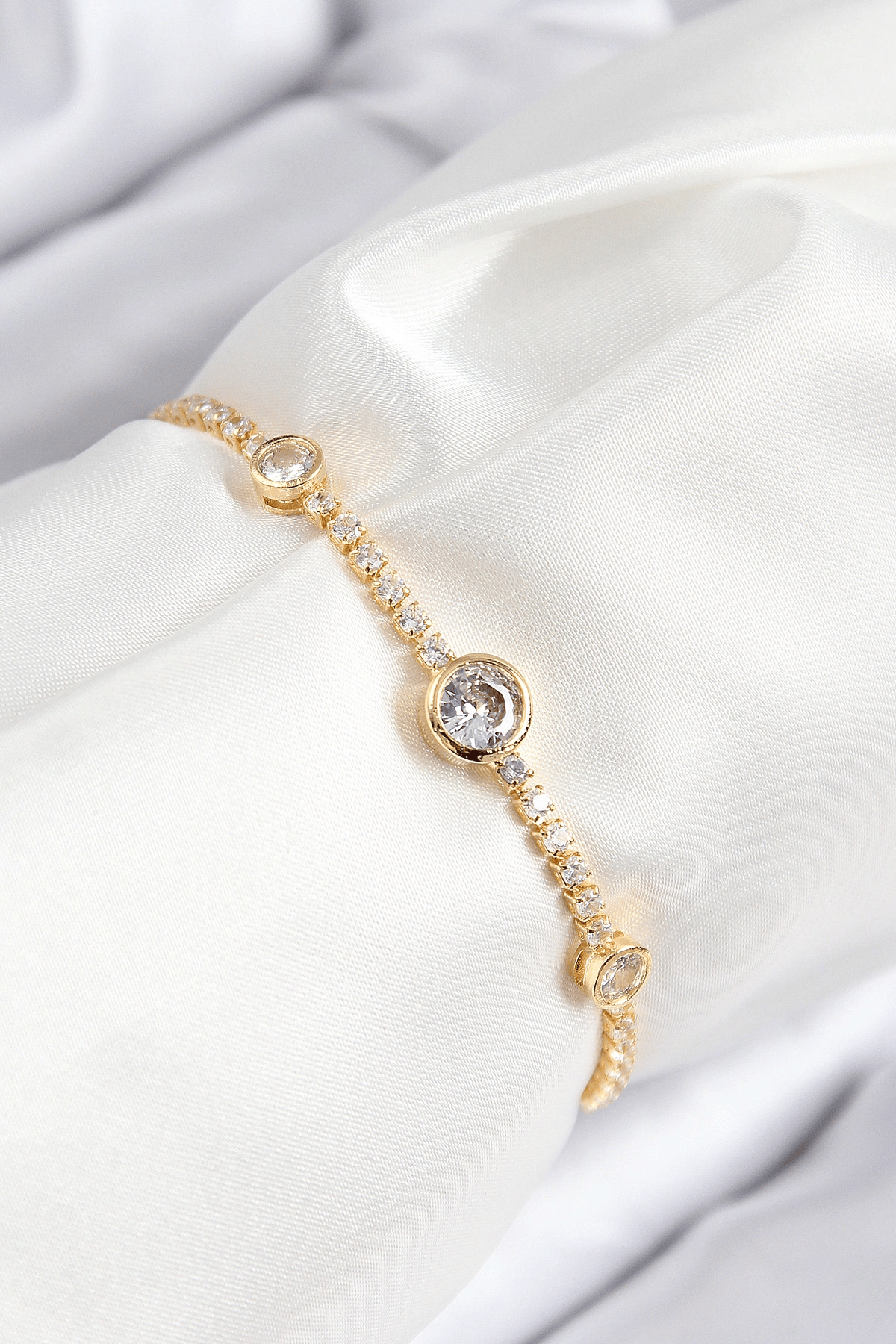 Pirinç Zirkon Taşlı Daire Model Gold Renk Asansörlü Kadın Bileklik