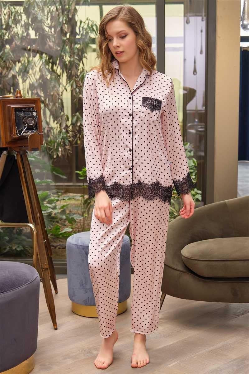Kadın Saten Puantiyeli Düğmeli Uzun Kol Göğüs Cepli Dantelli Gömlek ve Pantolon Pijama Takım (9764)