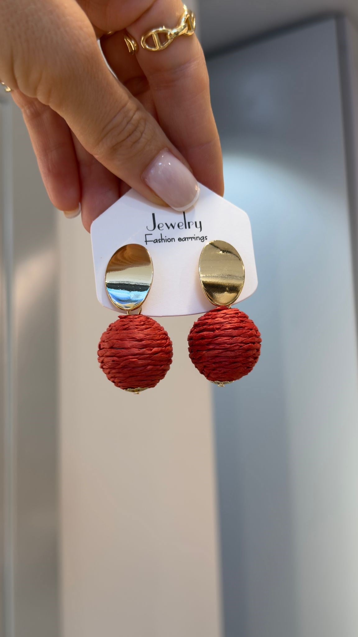 Kırmızı Top Detaylı Gold Küpe