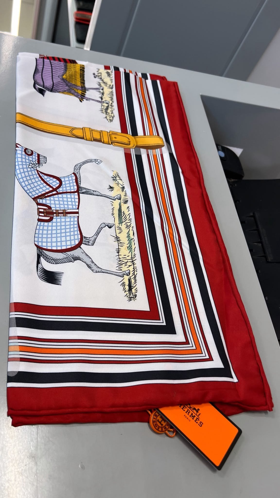 Marka Model 90x90 At Detaylı Kırmızı - Krem Renk Fular