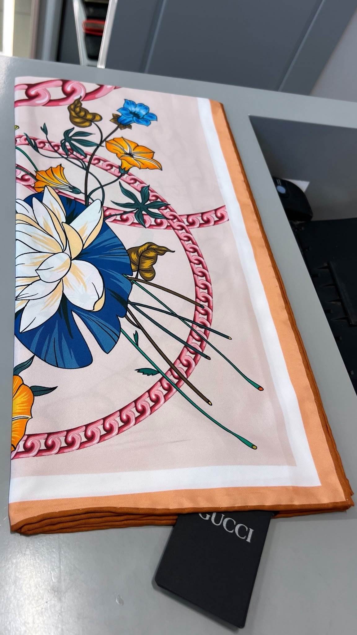 Marka Model 90x90 Çiçek Detaylı Somon Renk Fular 