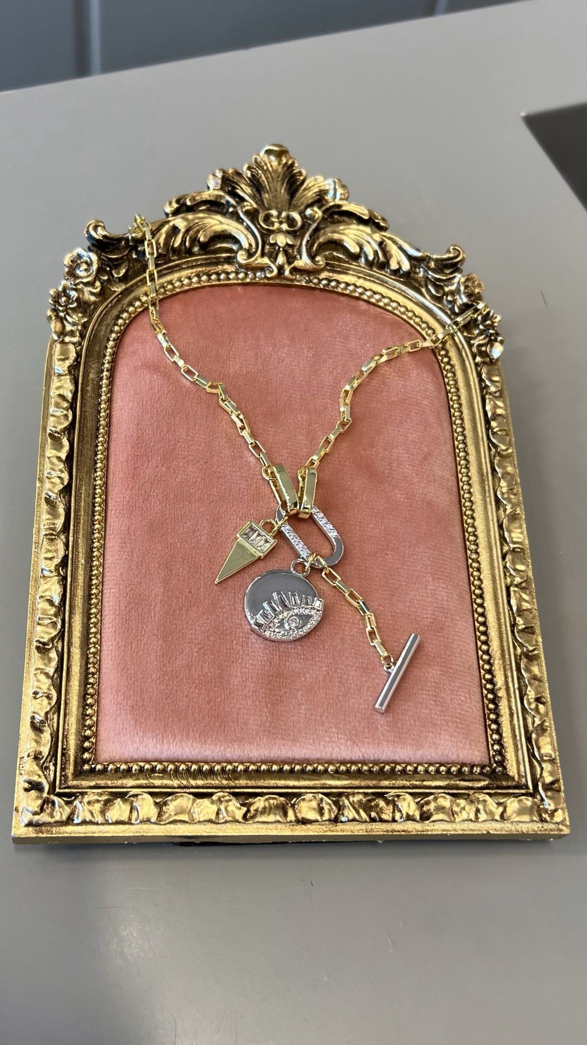 Marka Model Göz Detaylı Gold-Silver Kolye