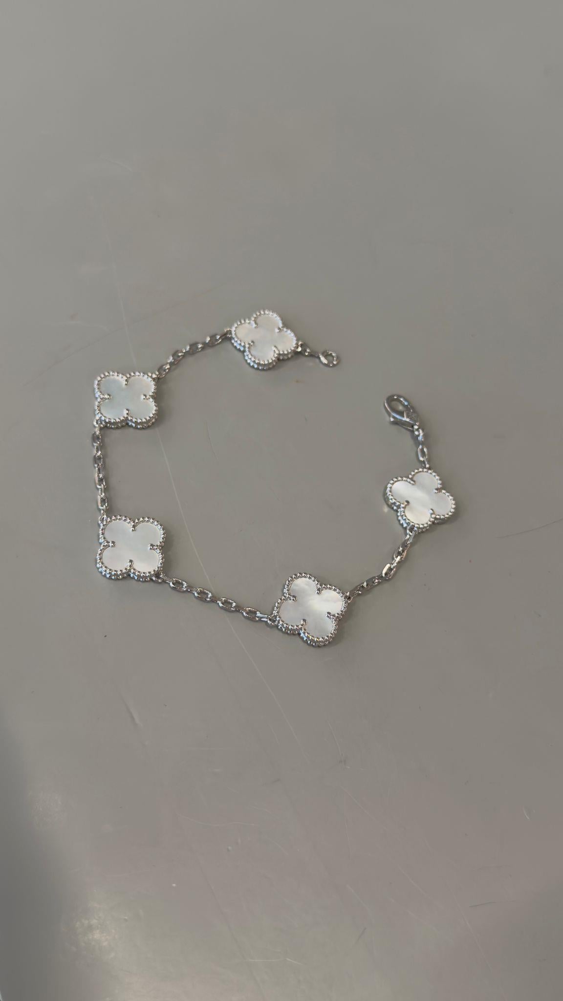 Marka Model İthal Seri Sedefli Silver Yonca Bileklik