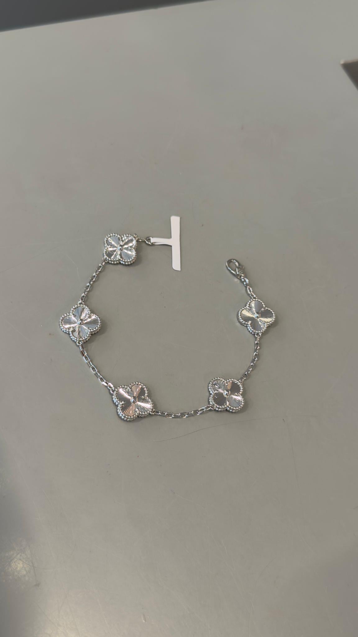 Marka Model İthal Seri Silver Yonca Bileklik