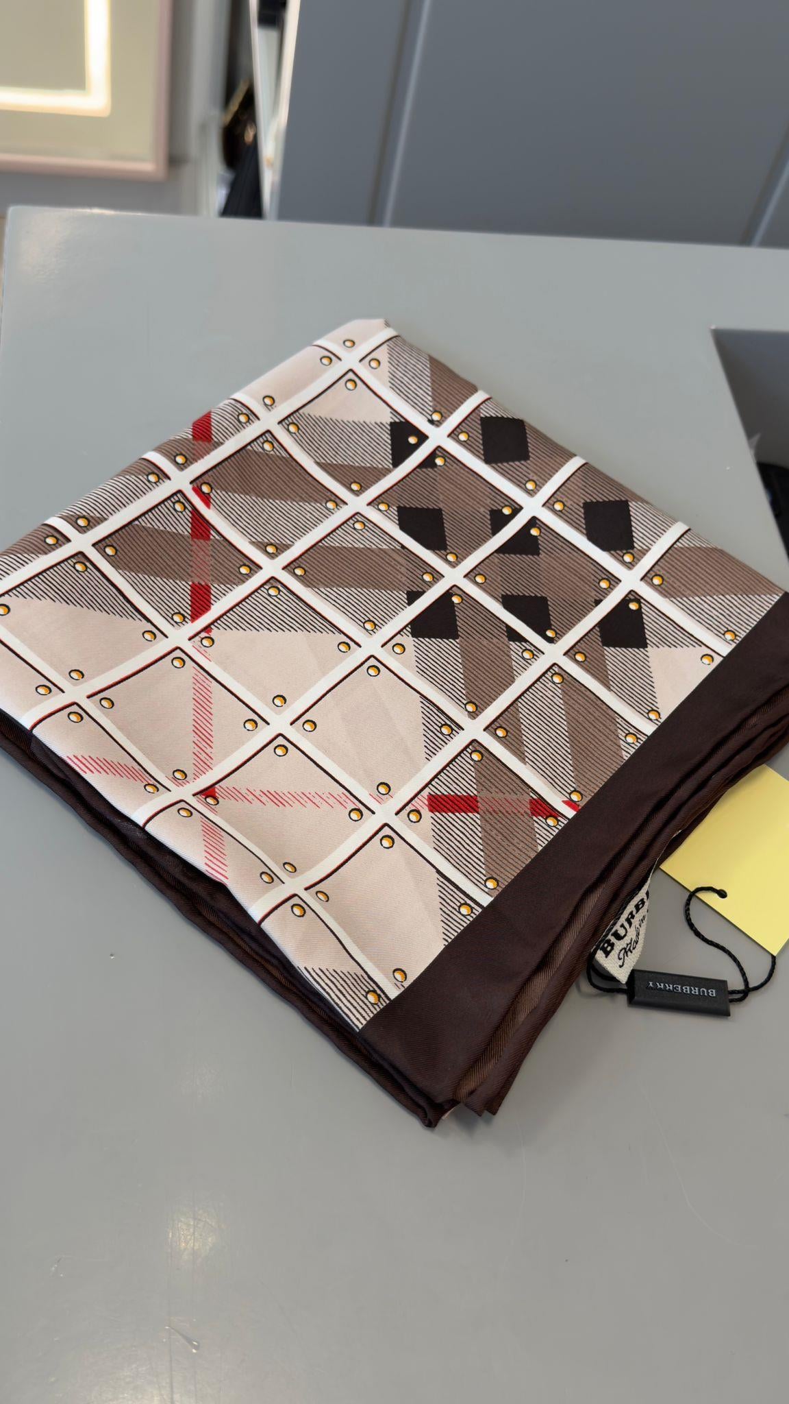 Marka Model Kahverengi 90x90 İpek Fular